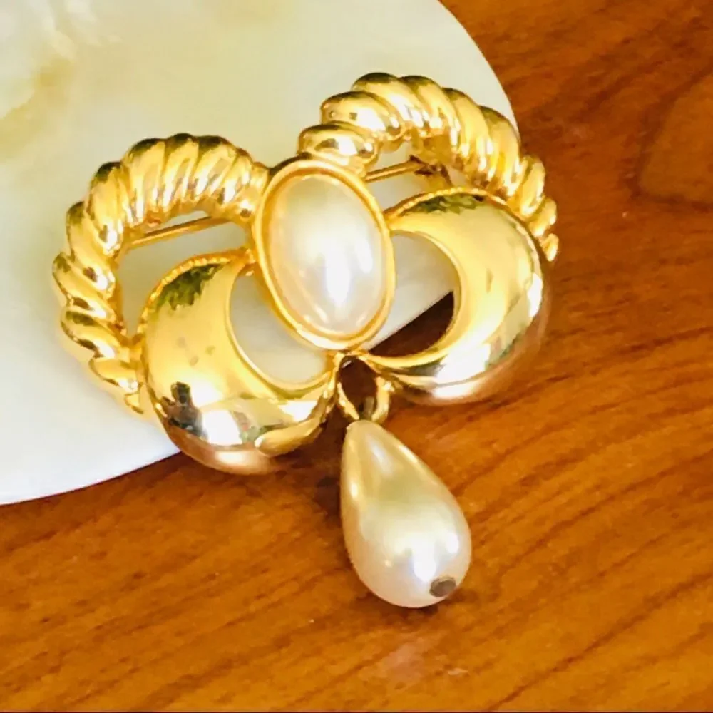 Vintage Pearl Dangle Brooch Ornate Art Deco Silver Shiny 4283